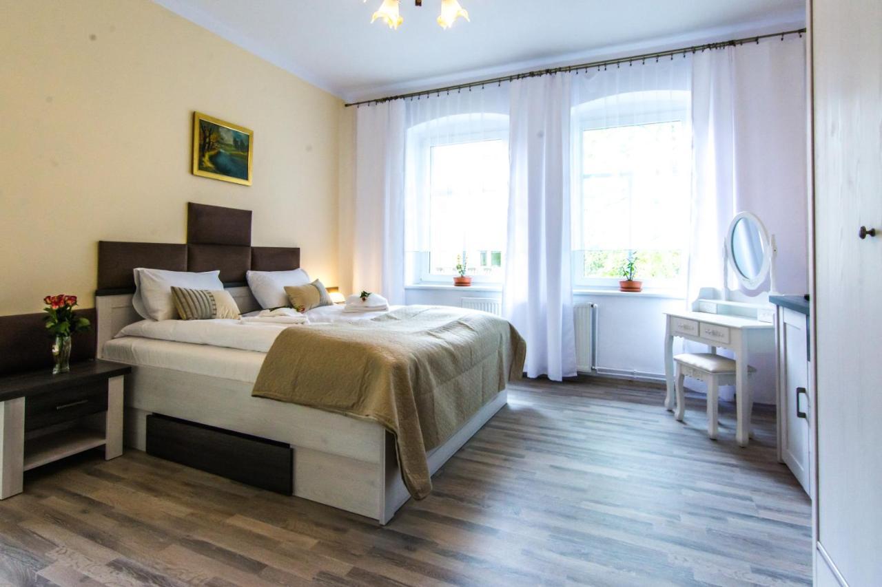 Apartamenty Izerskie - Ul. Wczasowa 8 Świeradów-Zdrój エクステリア 写真